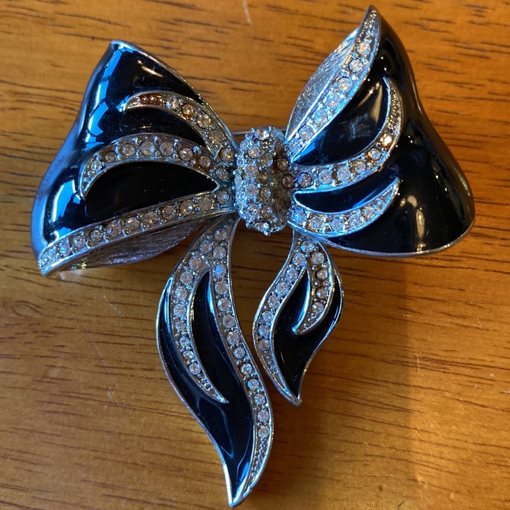 R.J. Graziano Beautiful, Bowtie, Bling Vintage Brooch - Picture 2 of 5